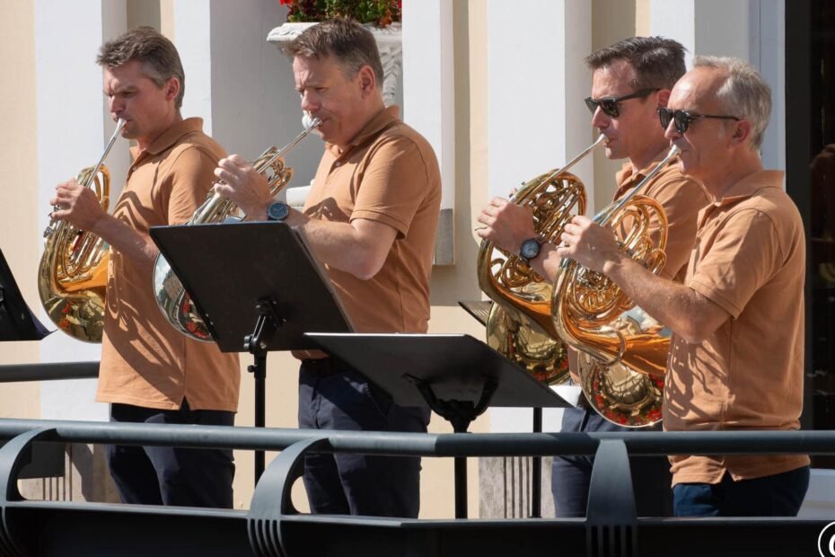 4 hoornisten van het Klassiek hoornensemble the horn revival spelen op hun hoorn aan het kasteel de Renesse in Oostmalle.