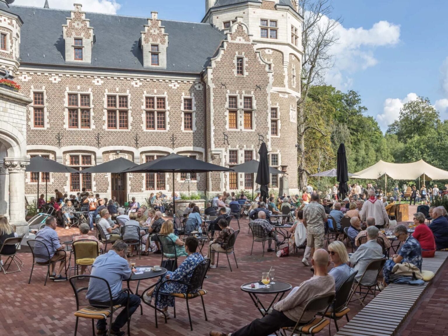 Castle people drinking on terasse