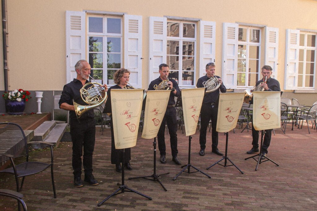 5 hoorns playing their instrument